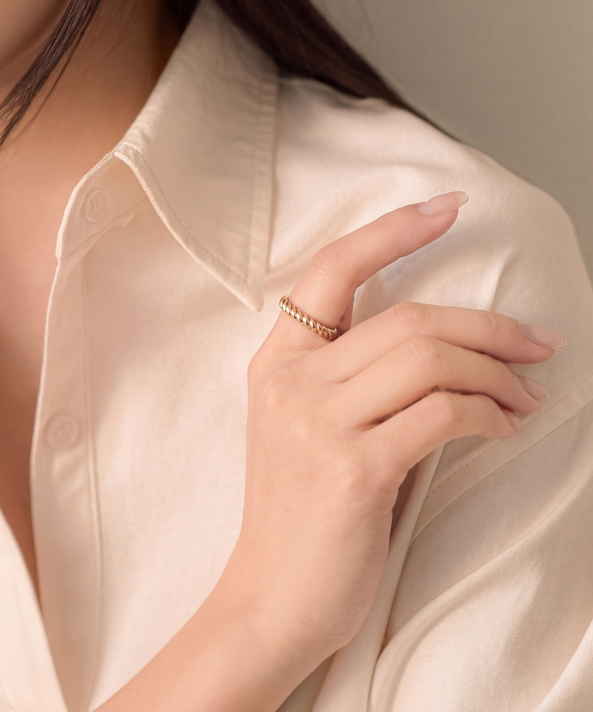 Brioche Ring on the index finger at the collar