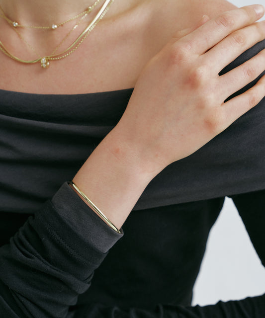 Yellow Gold | Classic Bangle, worn, hand on the shoulder, close-up