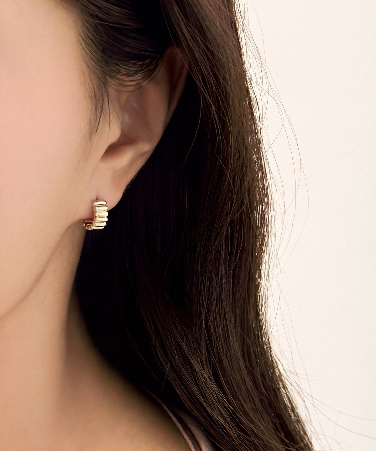 Reversible Two Tone Ribbed Huggie Hoop Earrings