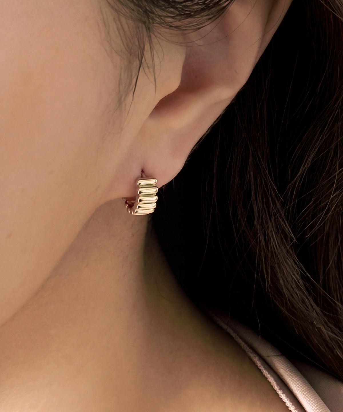 Reversible Two Tone Ribbed Huggie Hoop Earrings
